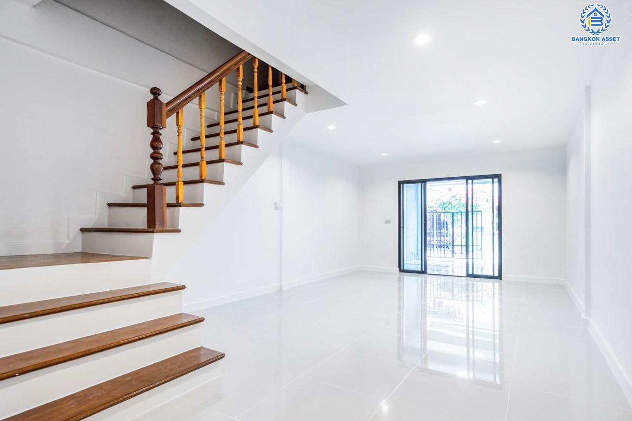 บ้านมือสองตกแต่งใหม่ ม.พระปิ่น2 ติดถนนบรมราชชนนี เนื้อที่ 17 ตร.ว. ฟังก์ชันจัดเต็ม 3 ห้องนอน 2 ห้องน้ำ บนทำเลศักยภาพ เชื่อมต่อหลายเส้นทาง ใกล้เซ็นทรัลปิ่นเกล้า ม.มหิดล , ทางด่วน "กาญจนาภิเษก"